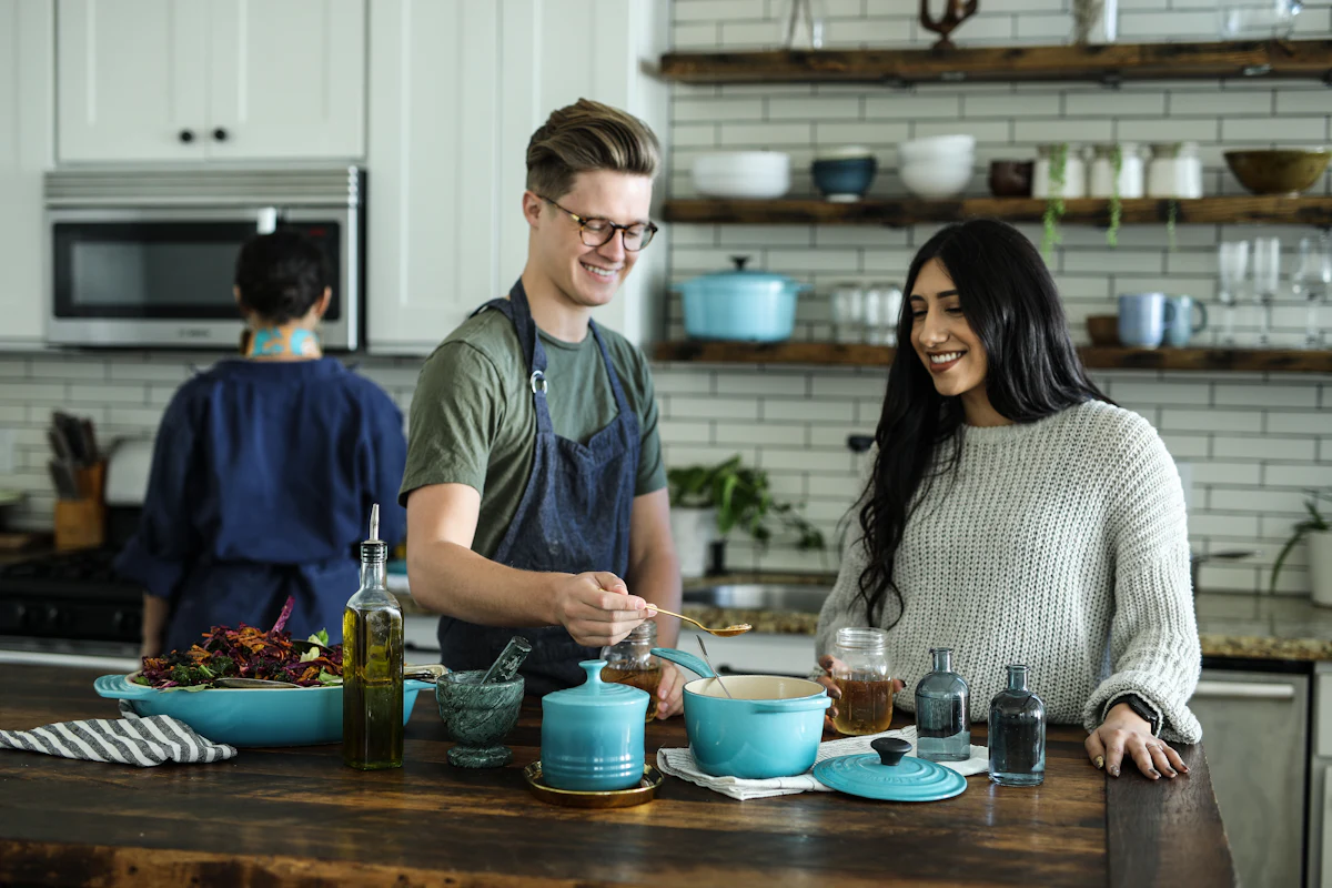 Persone che cucinano insieme in una cucina luminosa